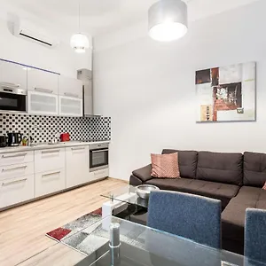 Quiet Nest In The Bustling Centre Of Appartamento